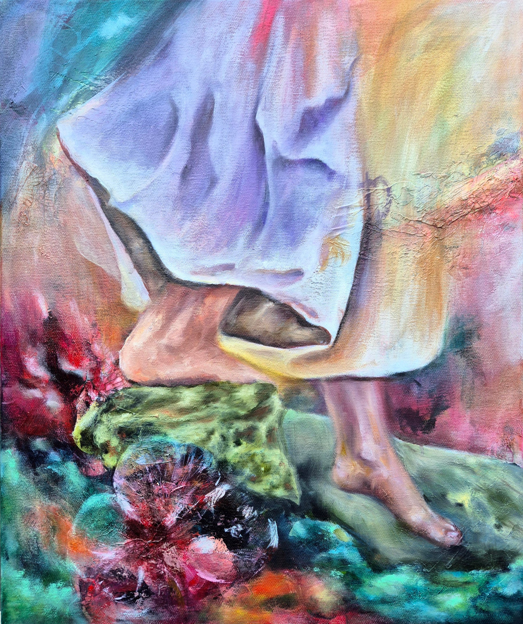 „Free“ — eine Frau in einem Kleid aus Farbe, ein Bündel roter Blüten im Arm.