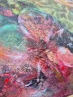 Detail von „Free“: aufgerissene, craquelierte Farbschichten in Rosé und Rot über einer grünlichen Fläche.