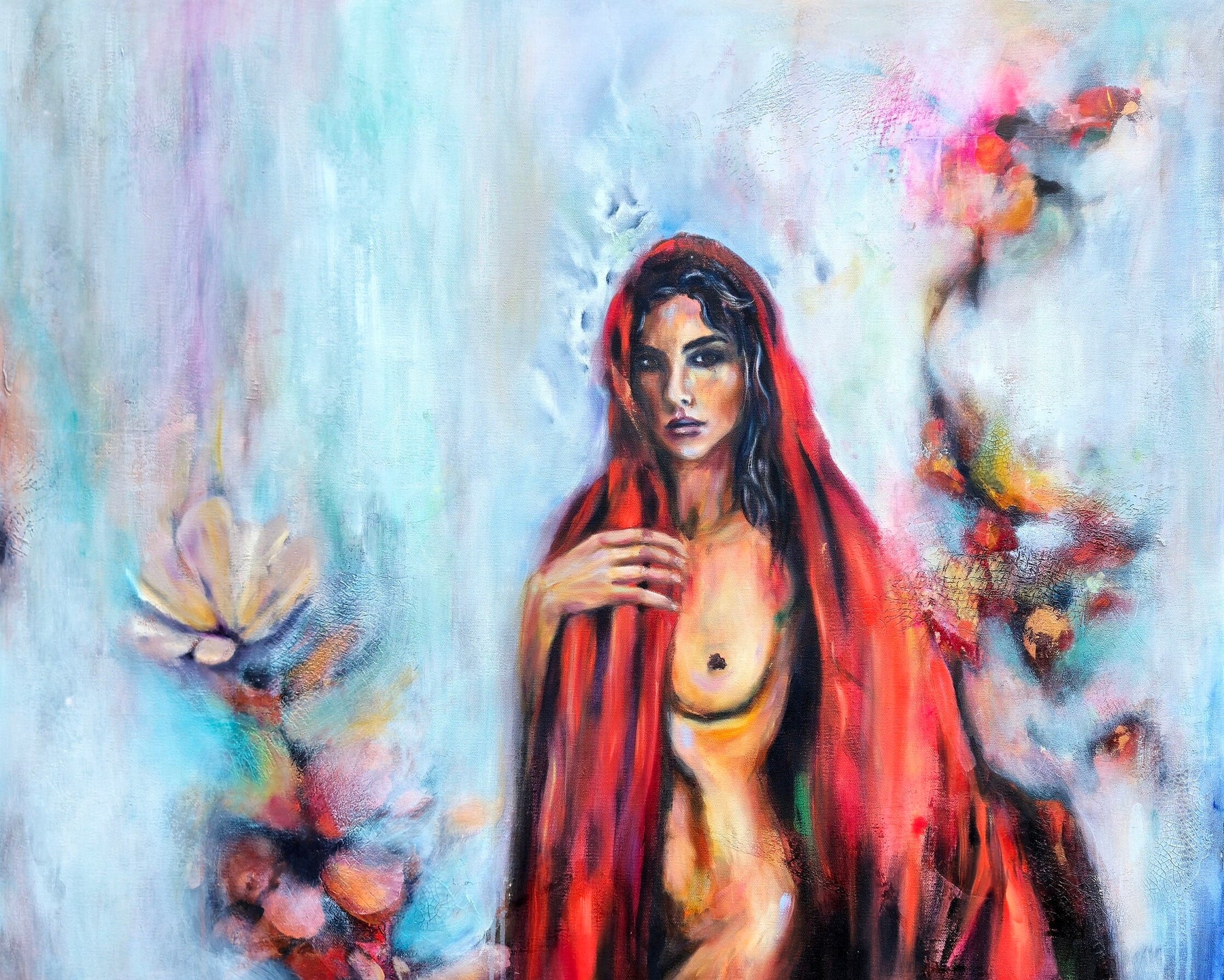 „Unveiled“ — eine Figur unter einem hellen, hochgehaltenen Tuch, in Grün-, Rosé- und Goldtönen.