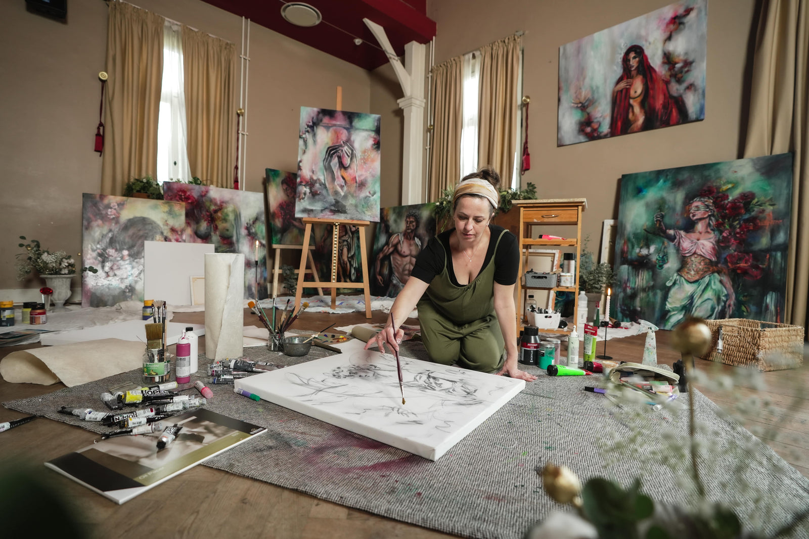 Katharina Hindes bei der Arbeit im Atelier.